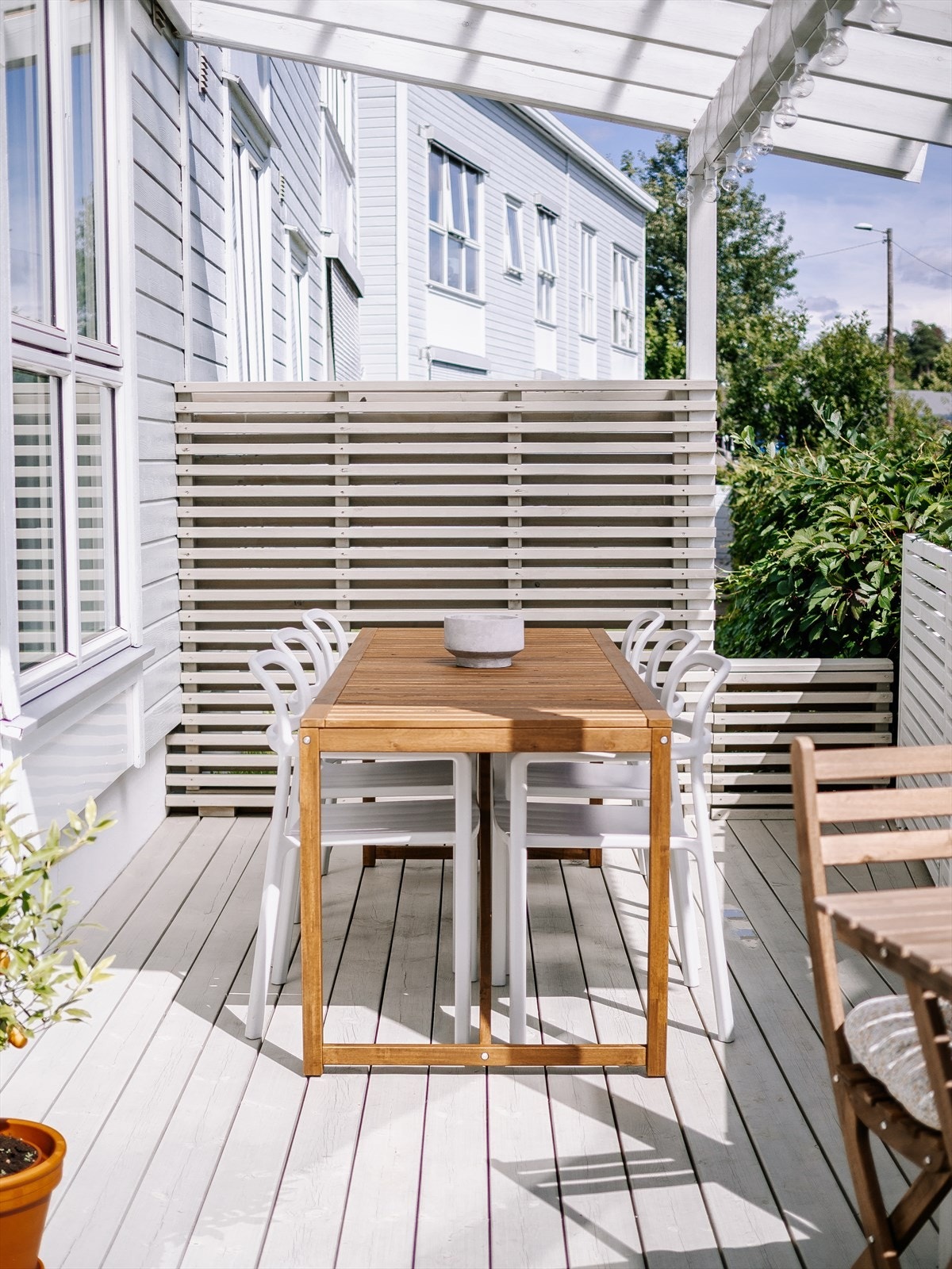 Terrassen er romslig, så her kan du dekke opp til mange gjester. Galleribilde