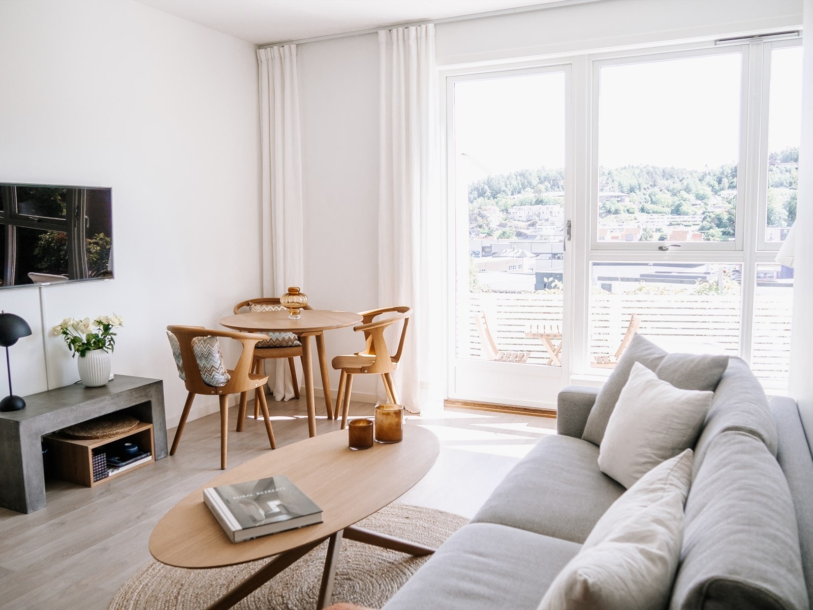 Hyggelig spiseplass i stuen. Galleribilde