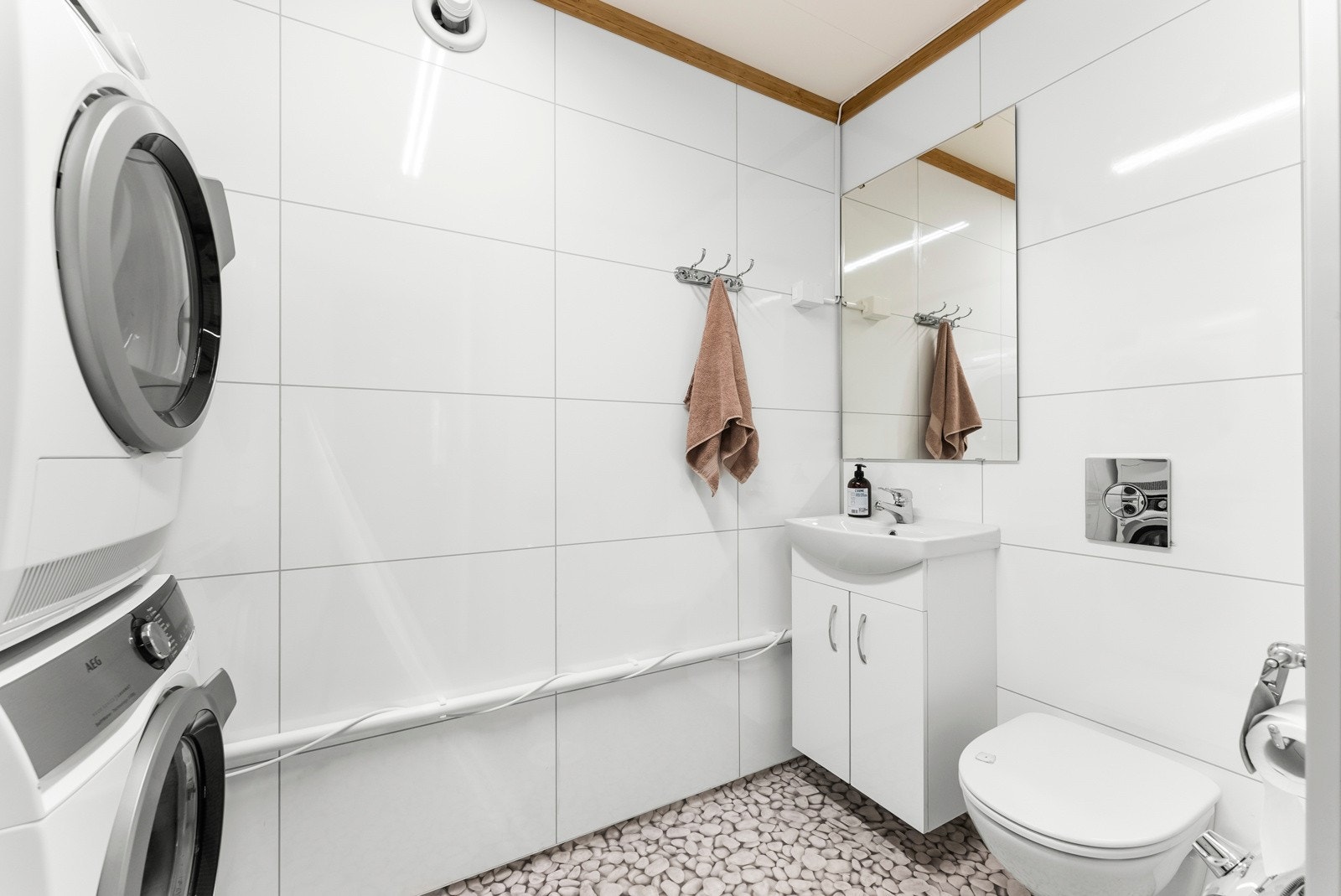 Praktisk vaskerom med romslig utforming og opplegg for vaskemaskin/tørketrommel Galleribilde
