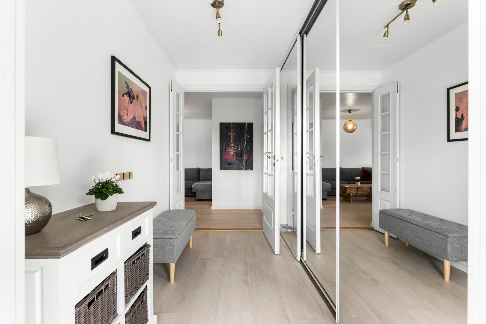 Velkommen inn! Lys og stilren entrè med større skyvedørsgarderobe Galleribilde
