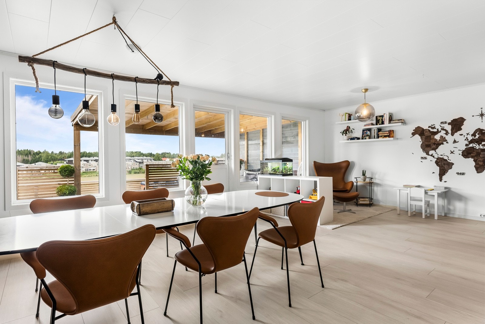 Vindusflatene gir rikelig med naturlig lys i hele rommet Galleribilde