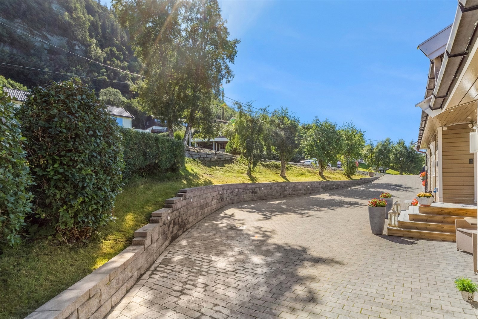 Gårdsplassen er pent opparbeidet og har plass til flere biler. Galleribilde