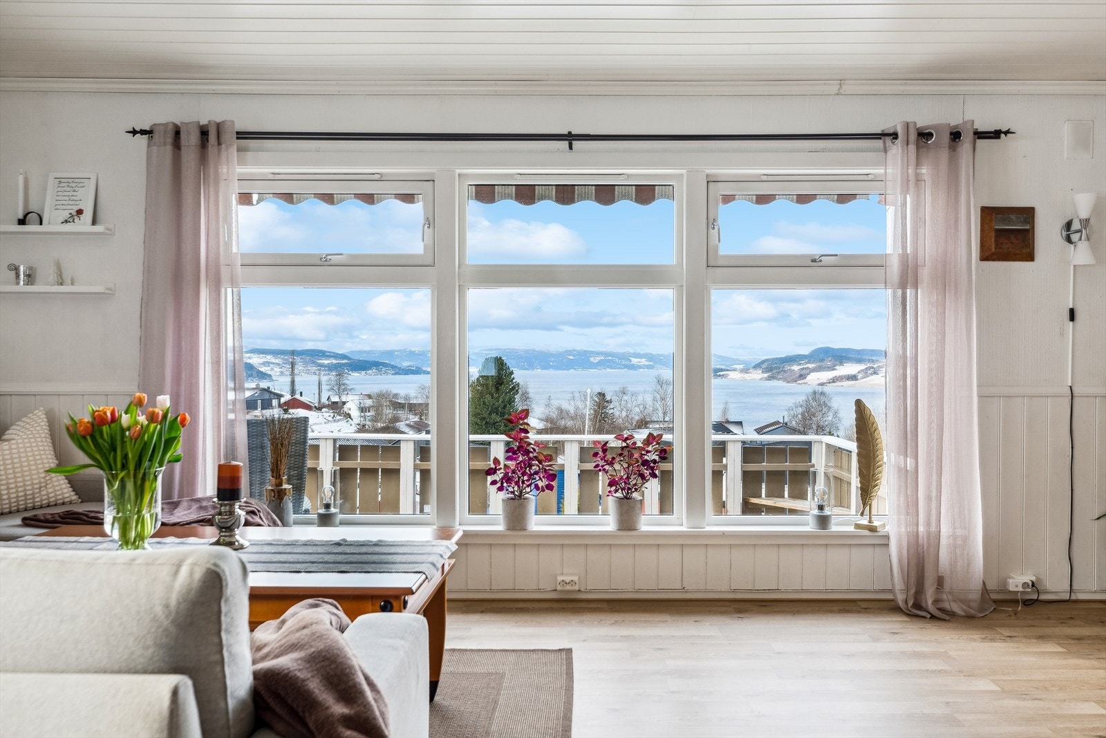 Fra sofakroken har man ypperlige utsiktsforhold mot fjorden og Byneset. Galleribilde