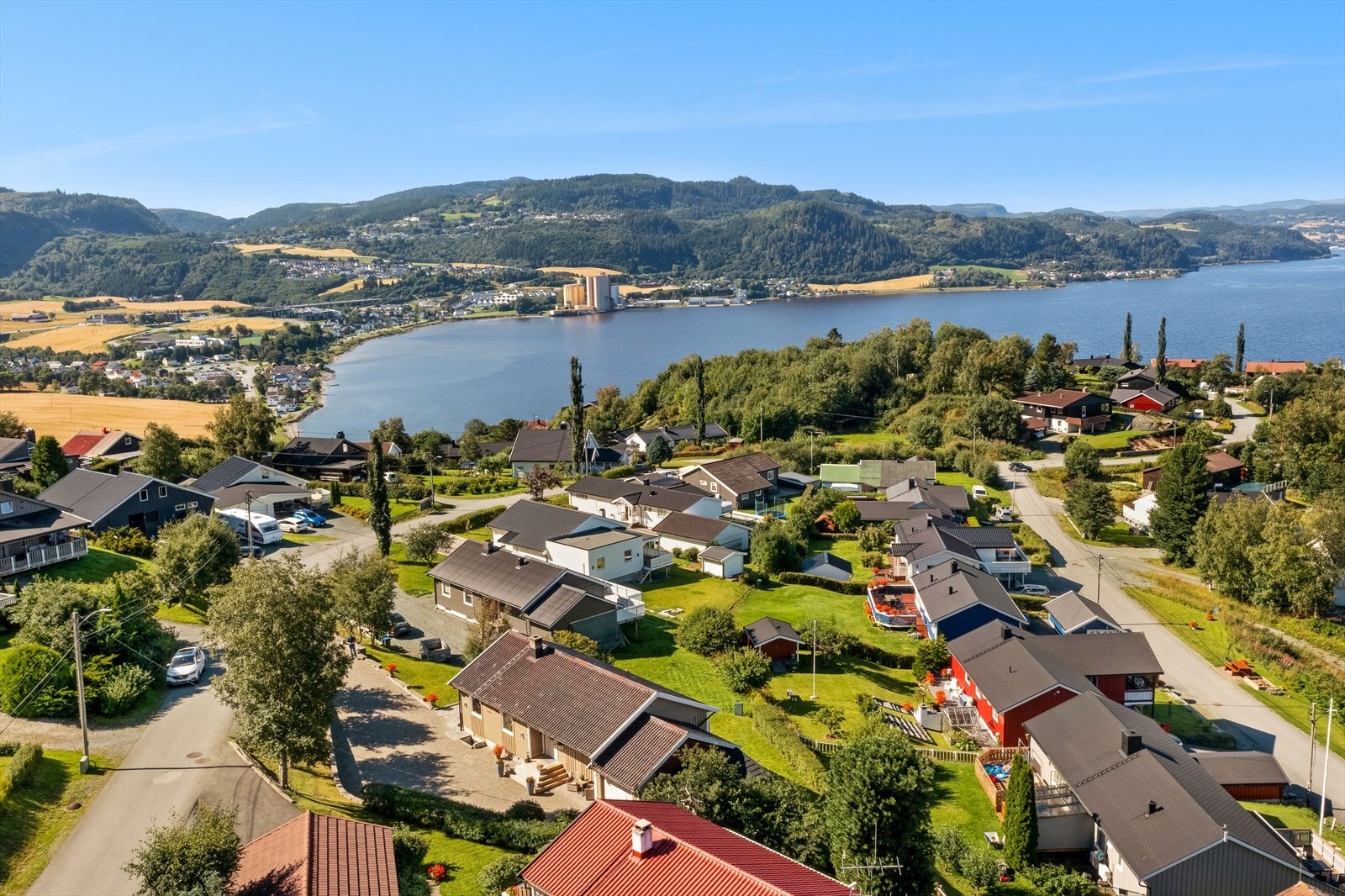 Veibeskrivelse: Følg Brekkavegen hele veien til du kommer til Fjellvegen. Ikke ta til høyre opp Brattbakken. Galleribilde