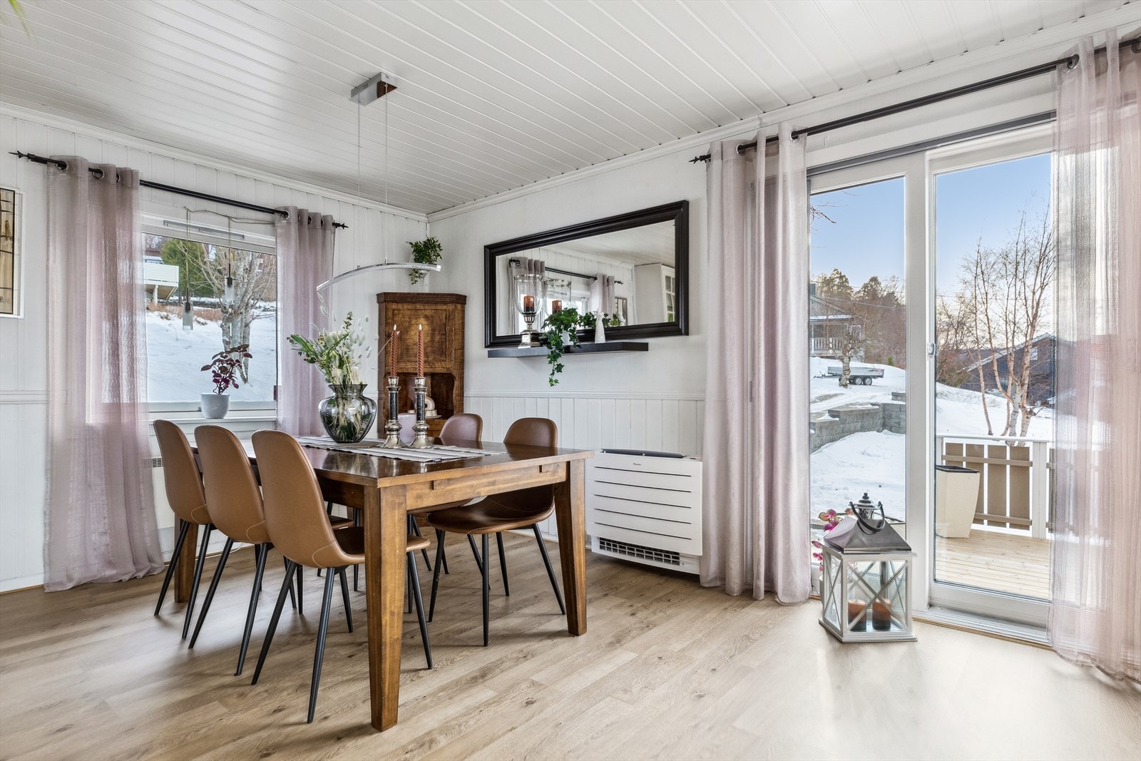 Med langbord i stuen kan det dukes for små og store sammenkomster. Galleribilde