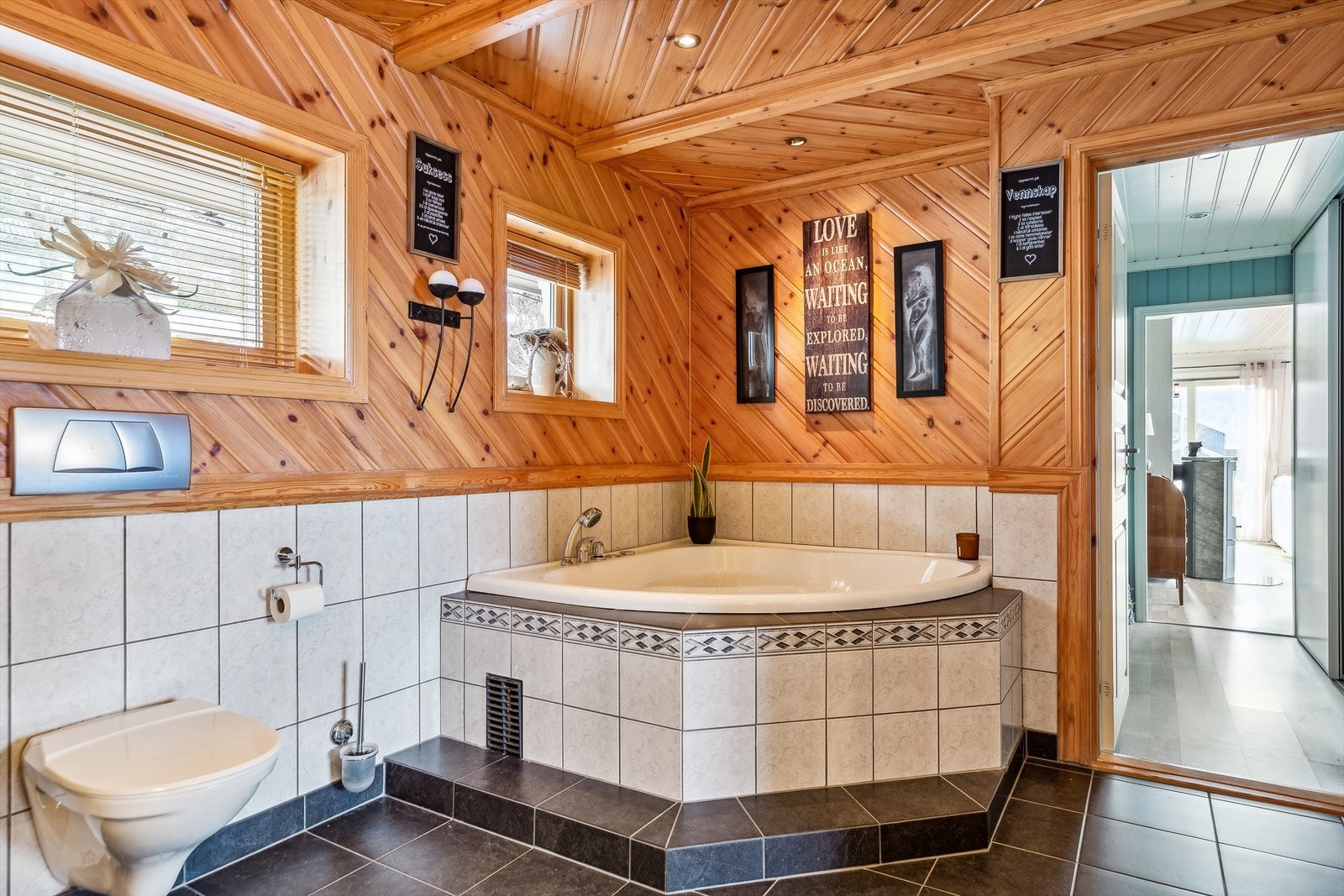 Eneboligen har to bad og et separat vaskerom. Galleribilde