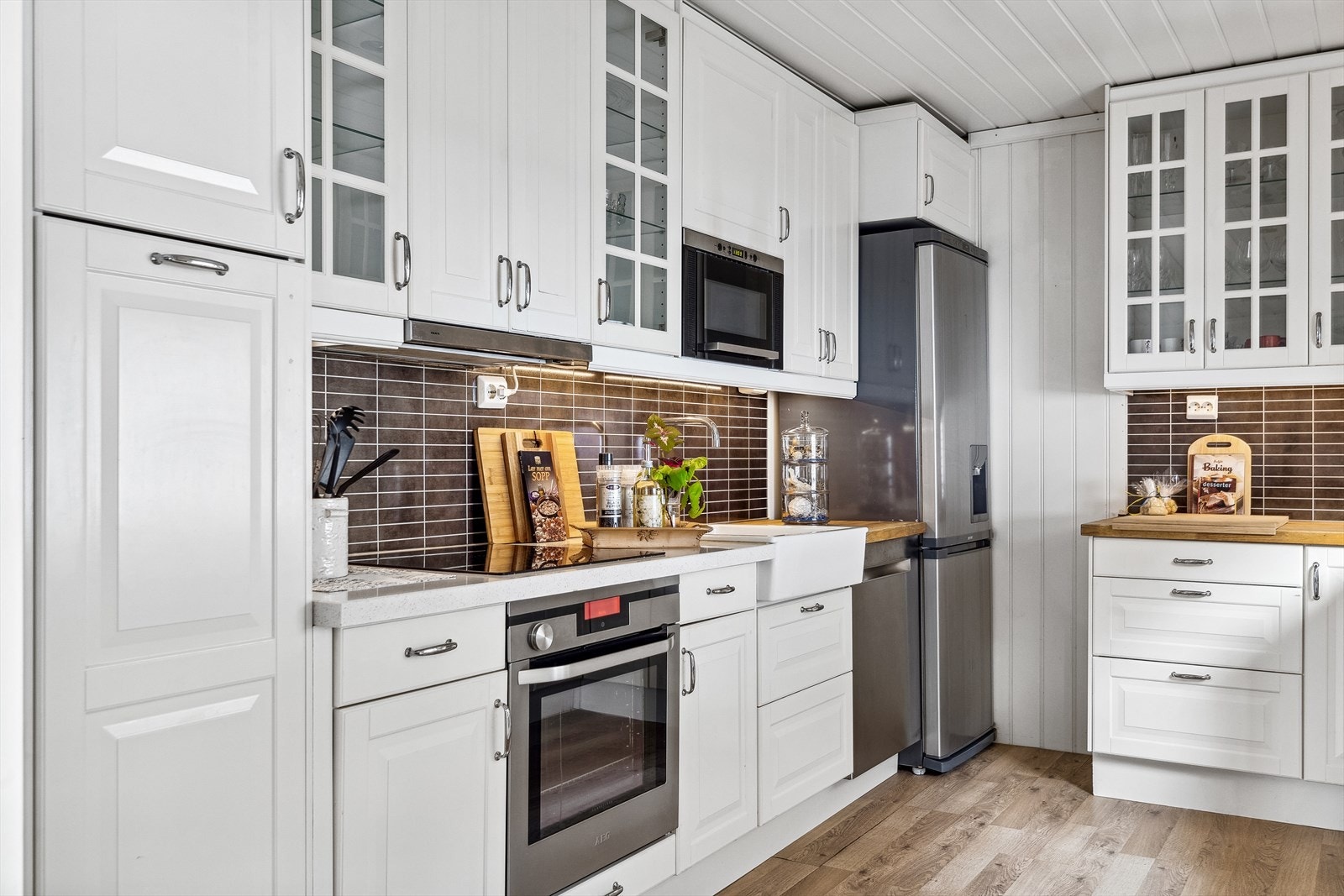 Her er det god plass til kjøkkenutstyret, en benkeplate i stein/kompositt og integrerte hvitevarer, utenom kjøleskapet. Galleribilde