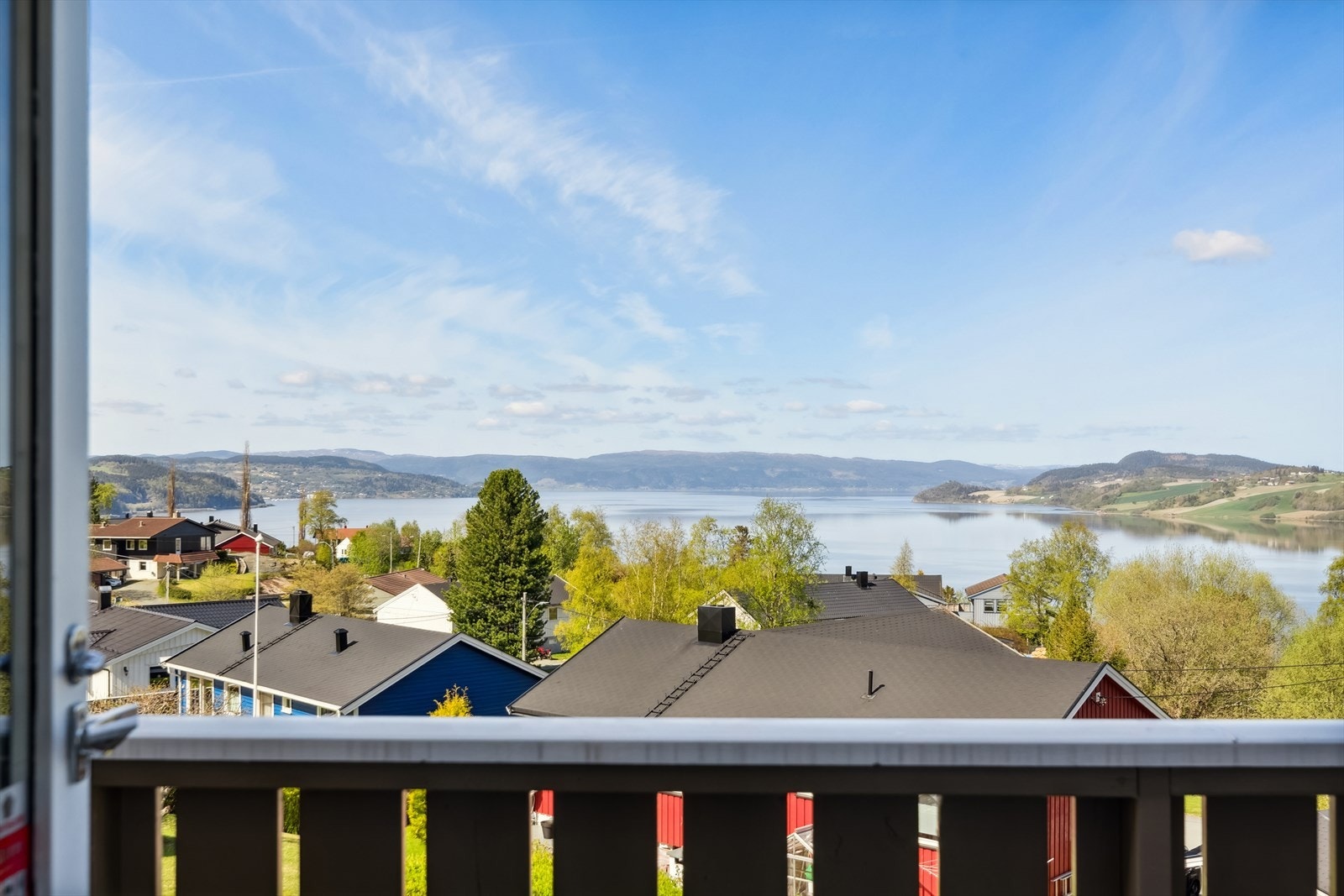 Fra balkongen utenfor soverommet har man også nydelige utsiktsforhold. Balkong og terrasse ble oppgradert i 2010 og fikk nye terrassebord i 2023. Galleribilde