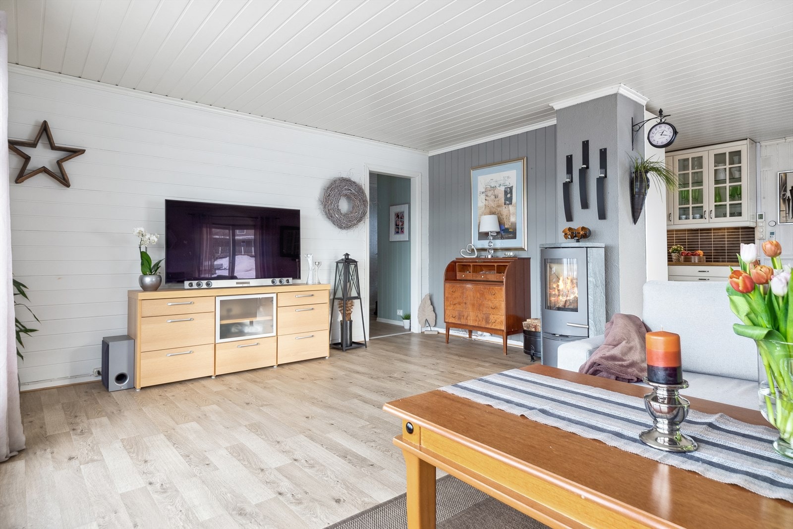 Som oppvarming har stuen varmepumpe fra 2020 og en peisovn med kleberstein på sidene. Galleribilde