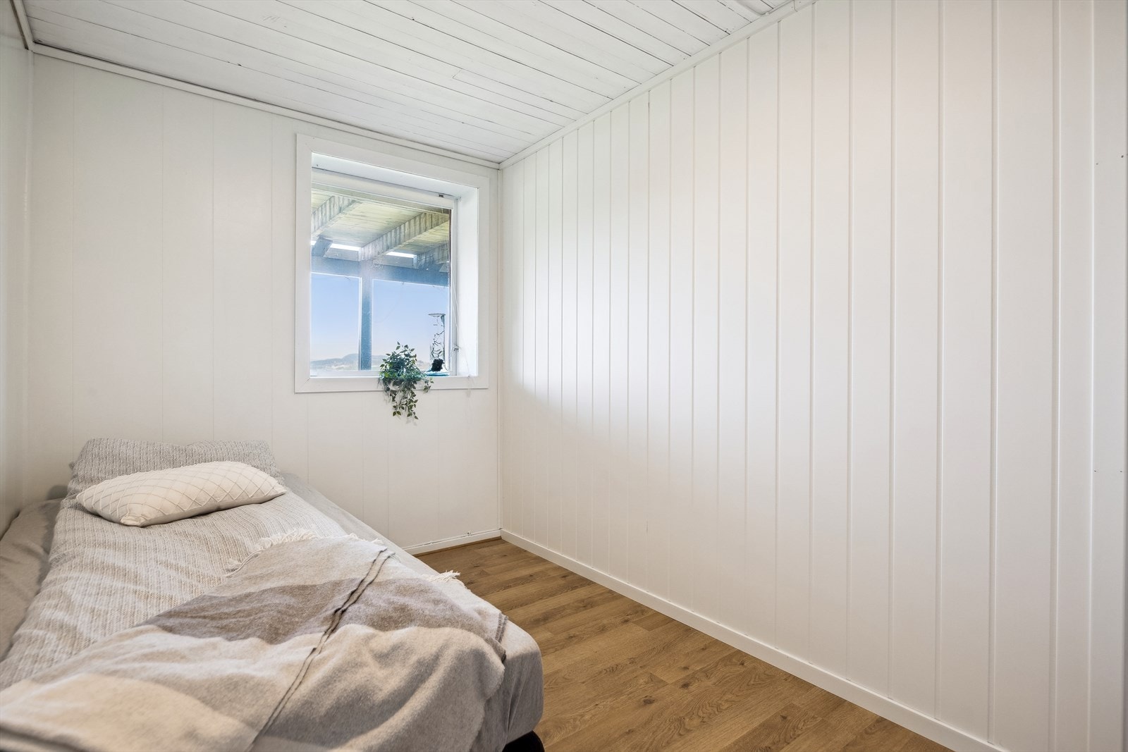 Soverom i sokkeletasje. Galleribilde