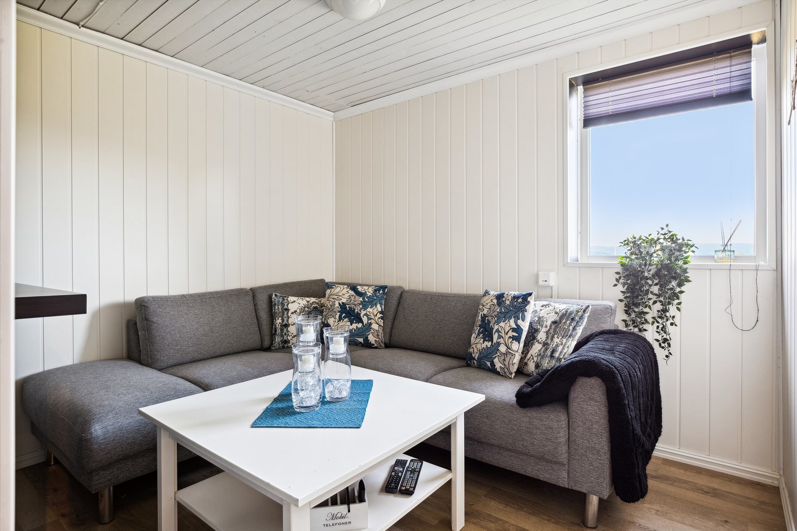 Det ene soverommet i sokkelen er innredet som ei ekstra stue. Galleribilde