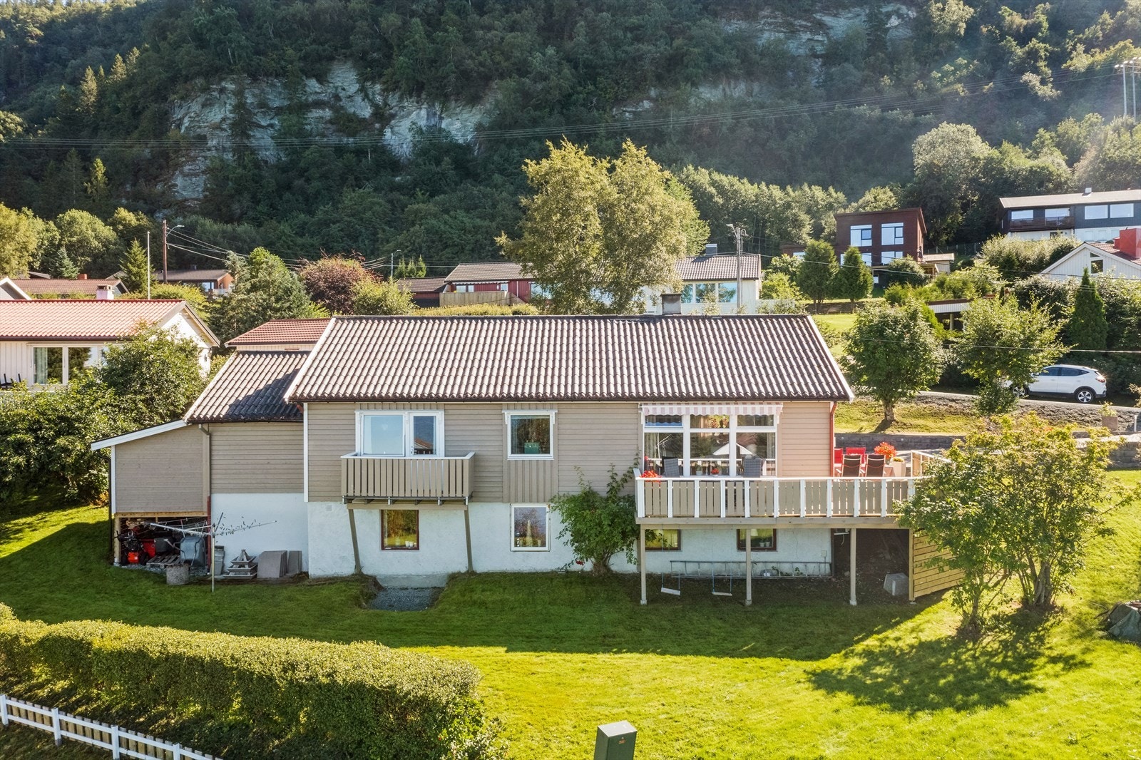 I den nydelige og velstelte hagen er det god boltreplass til liten og stor. Midtsommers har man solen gjennom store deler av dagen. Galleribilde