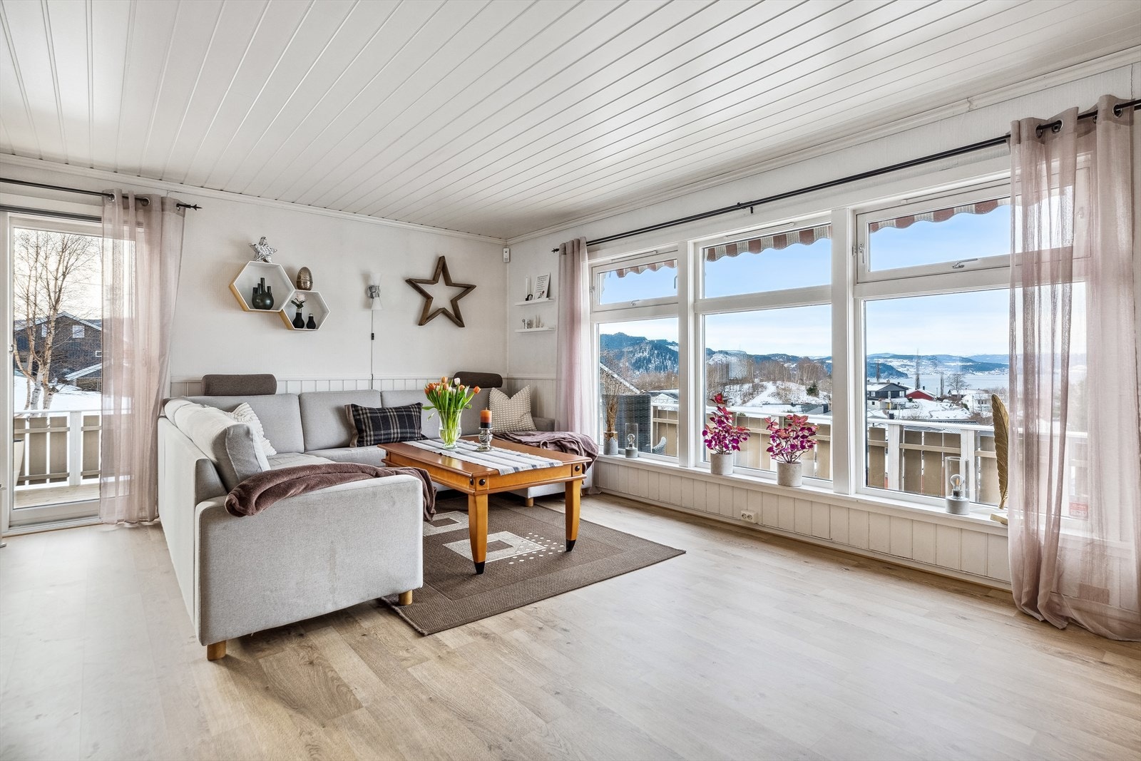 Vinduer i tre himmelretninger gir nydelige lysforhold gjennom dagen. Galleribilde