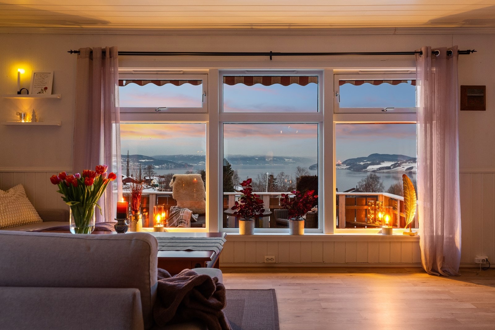 Utsikten fra stuen er flott og blir ikke mindre flott ved solnedgang. Galleribilde