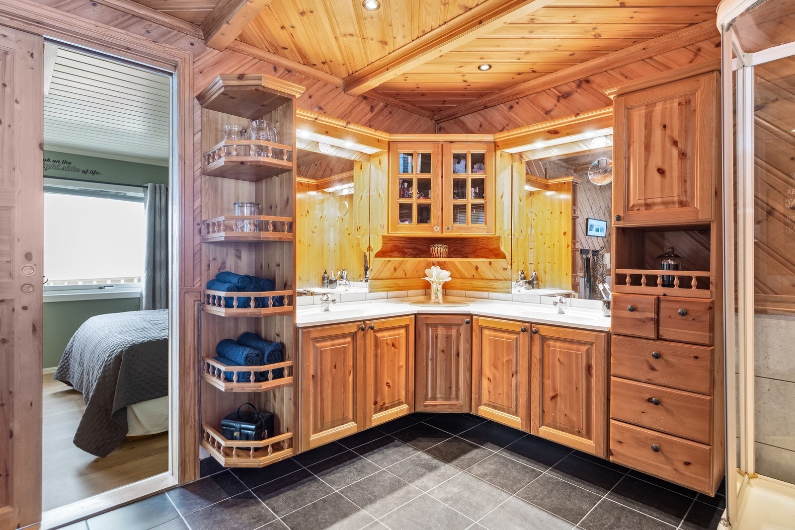 Hovedbadet ligger i første etasje og ble pusset opp i 2001. Galleribilde