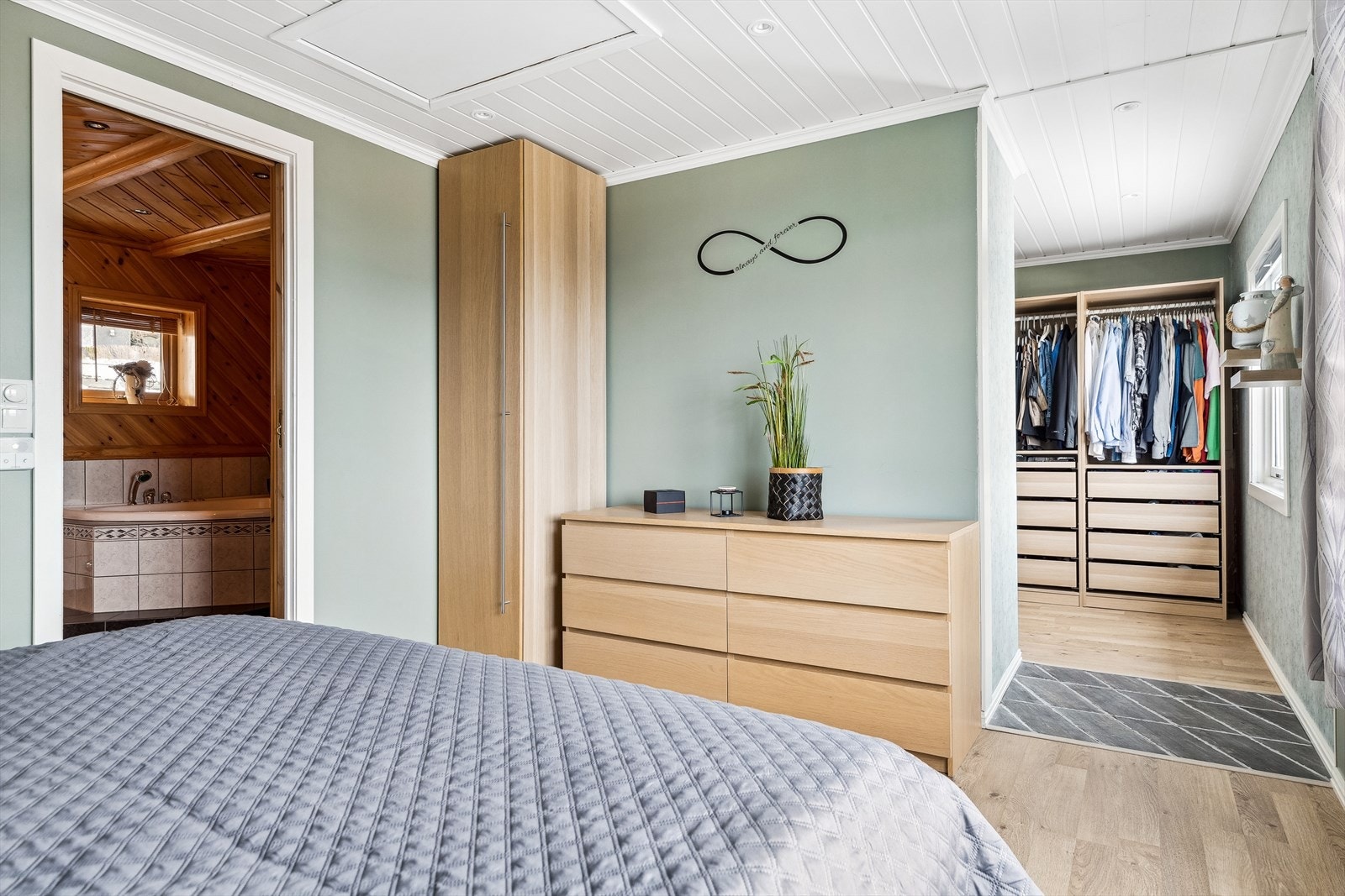 Soverommet ligger også tilknyttet et praktisk innredet walk-in garderobe. Galleribilde