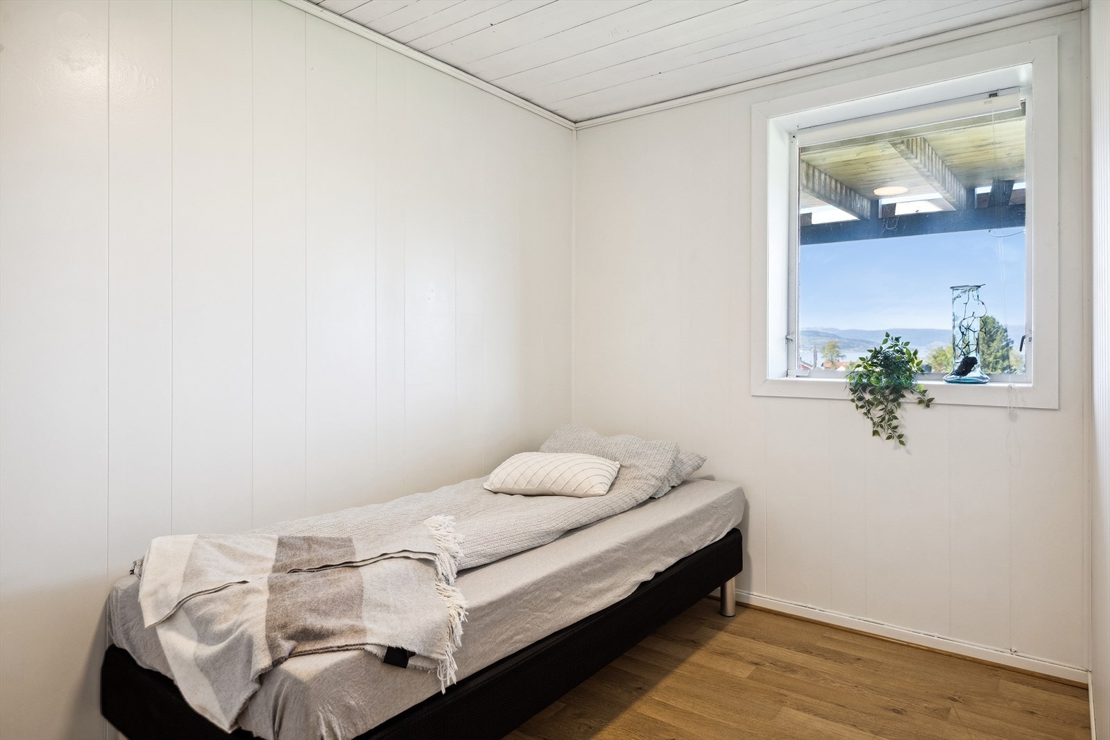 Soverom i sokkeletasje. Galleribilde