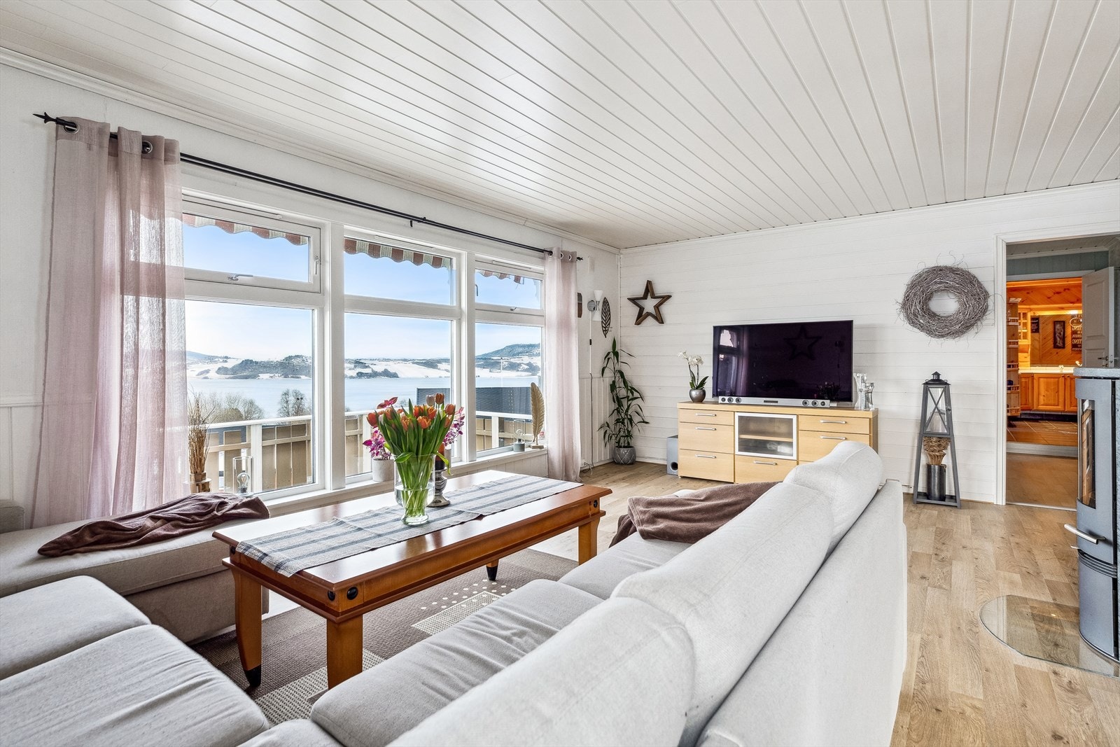 Den fine utformingen av stuen gir god plass til sofa og tv-løsning i den ene enden. Galleribilde