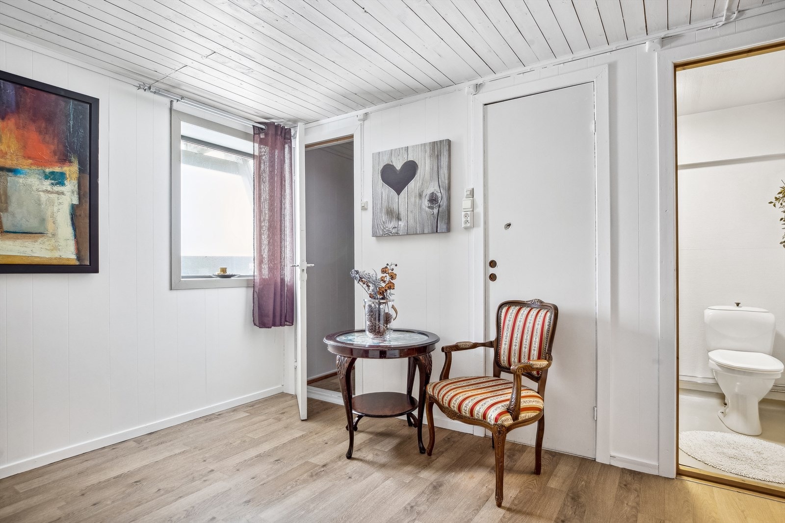 Fra hagen har boligen en egen inngang til sokkeletasjen, noe som gir økt fleksibilitet. Galleribilde