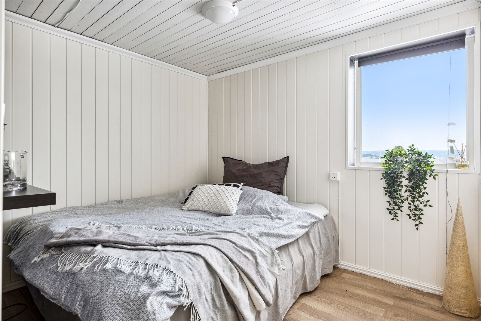 Huset har et stort hovedsoverom i første etasje og tre soverom i sokkeletasjen. Galleribilde