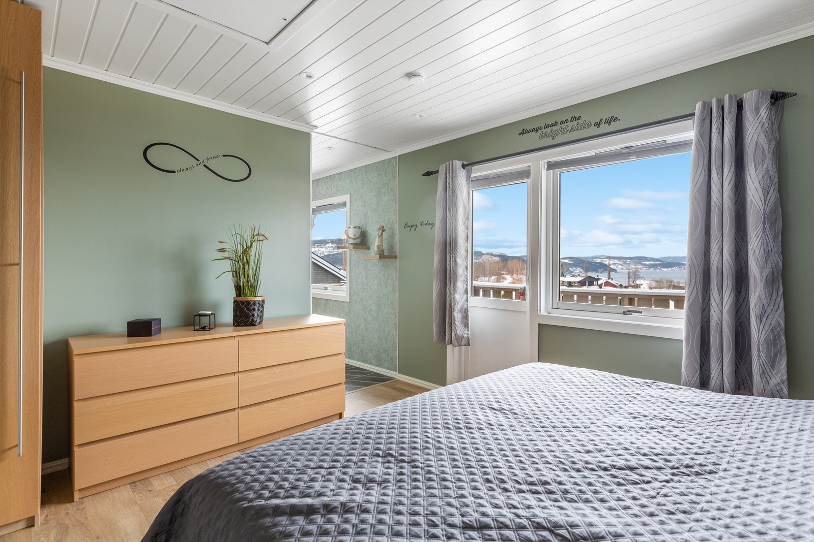 På soverommet er det garderobeskap, god plass til dobbeltseng og utgang til balkong. Galleribilde