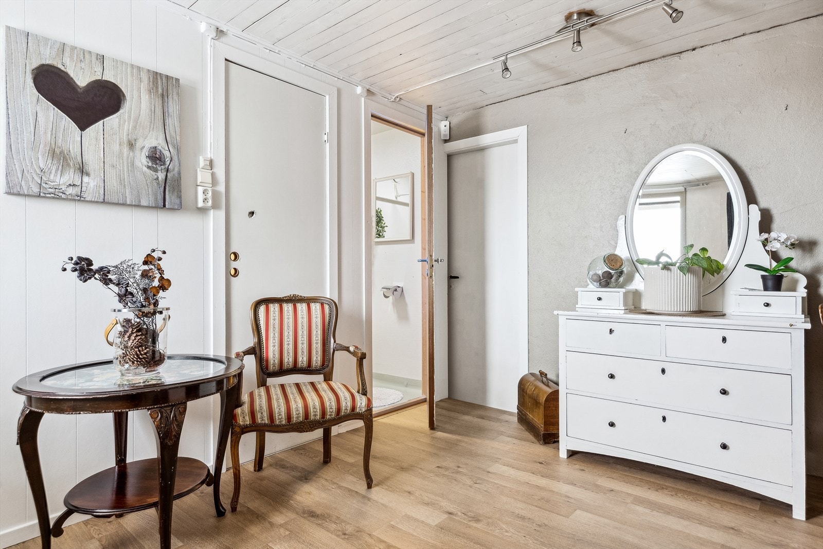 Bad, vaskerom og boder ligger i tilknytning til trapperommet i sokkeletasjen. Galleribilde