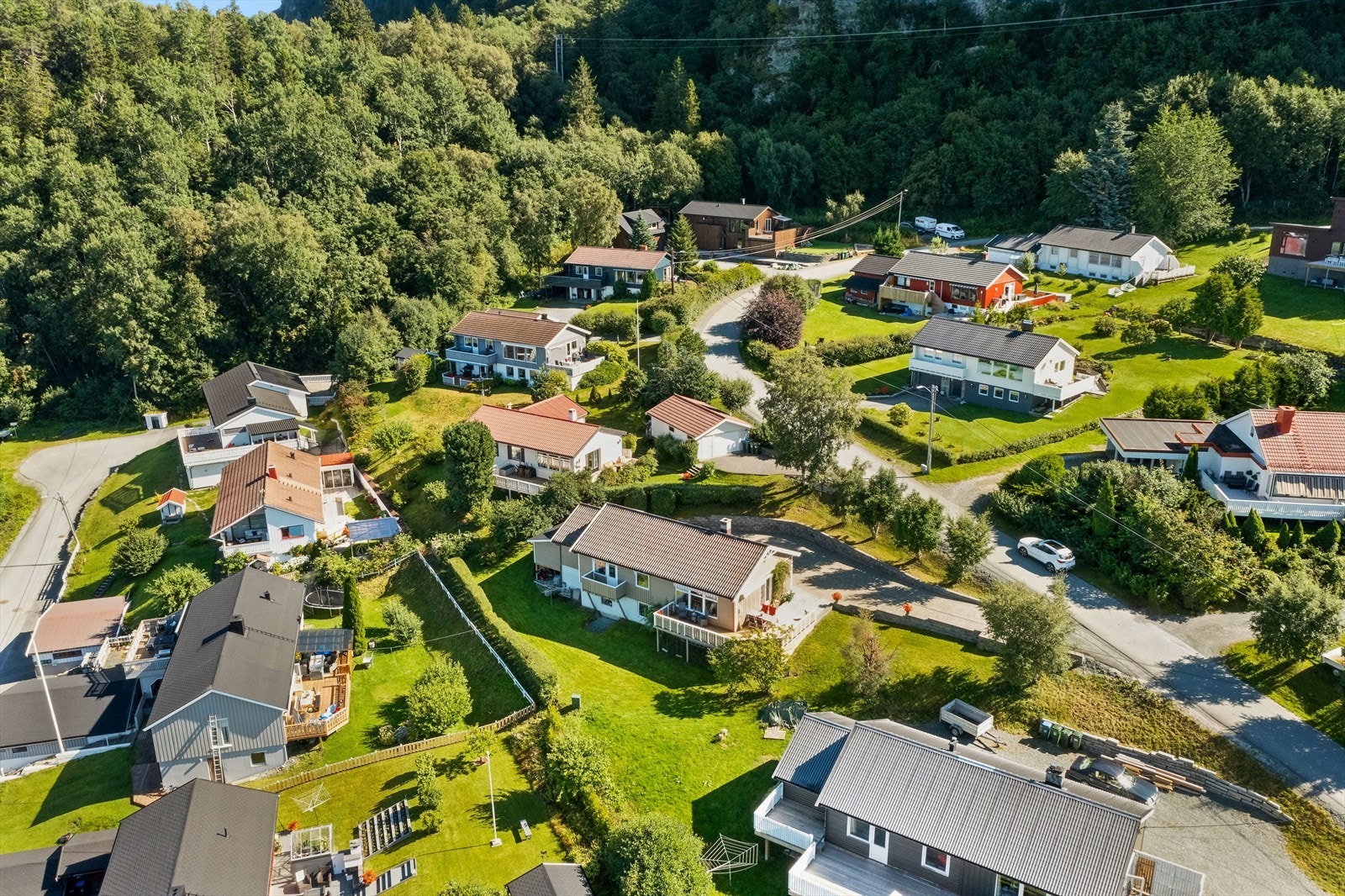 Huset fikk ny kledning og etterisolering i 1996/98. På oversiden av boligen ble det drenert i 2010 og støttemuren ble etablert i 2020. Galleribilde