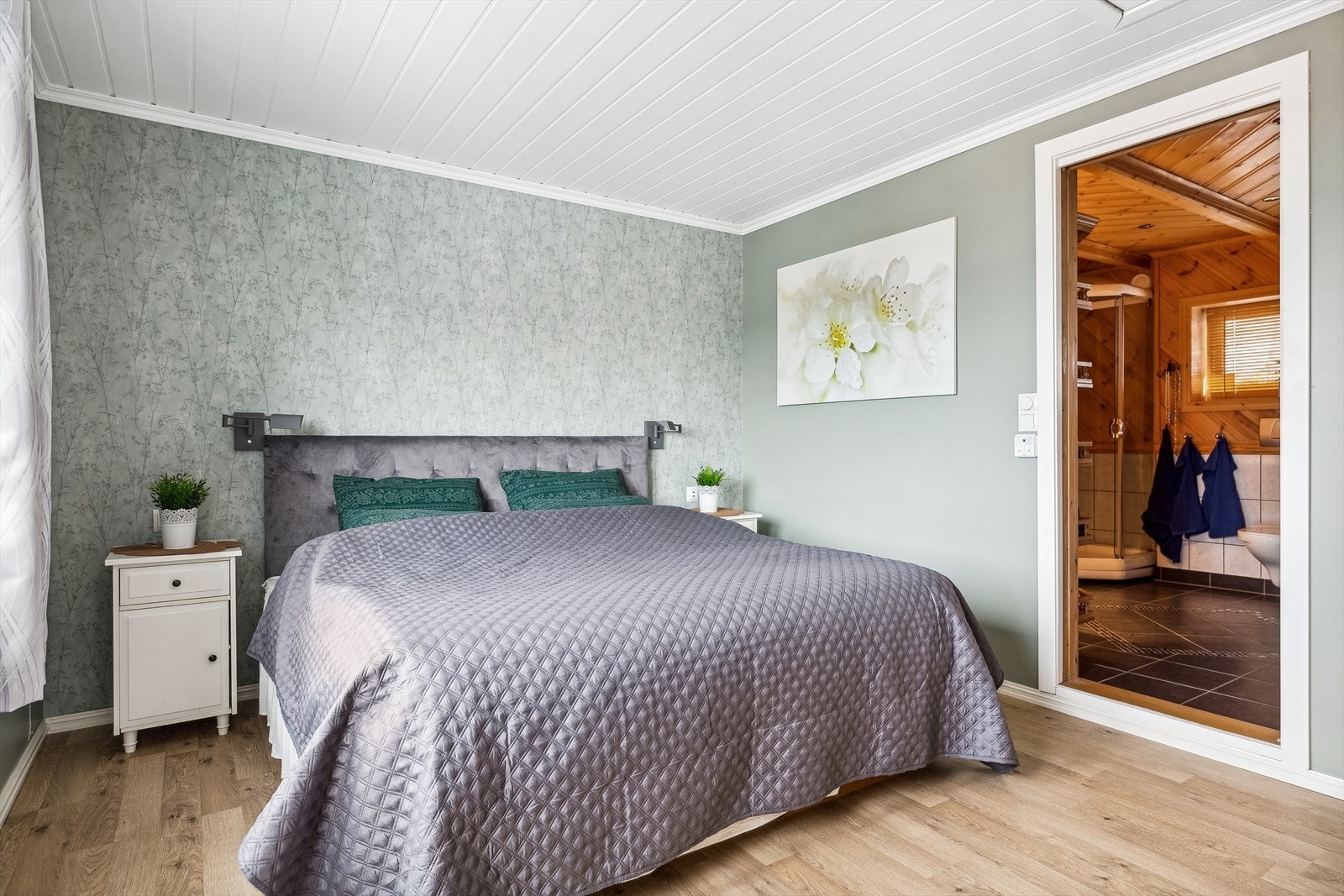 Boligen har fire soverom, hvor hovedsoverommet har direkte adkomst til badet i første etasje. Galleribilde