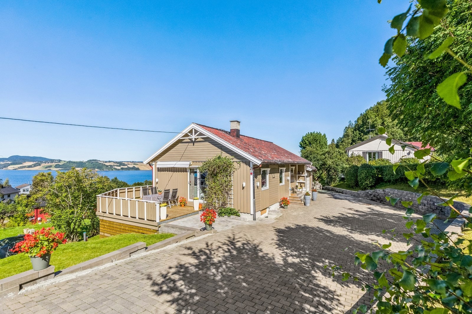 Eiendommen har en stor steinbelagt gårdsplass og garasje. Huset har en fin beliggenhet opp i høyden. Veibeskrivelse: Følg Brekkavegen hele veien til du kommer til Fjellvegen. Ikke ta til høyre opp Brattbakken. Galleribilde