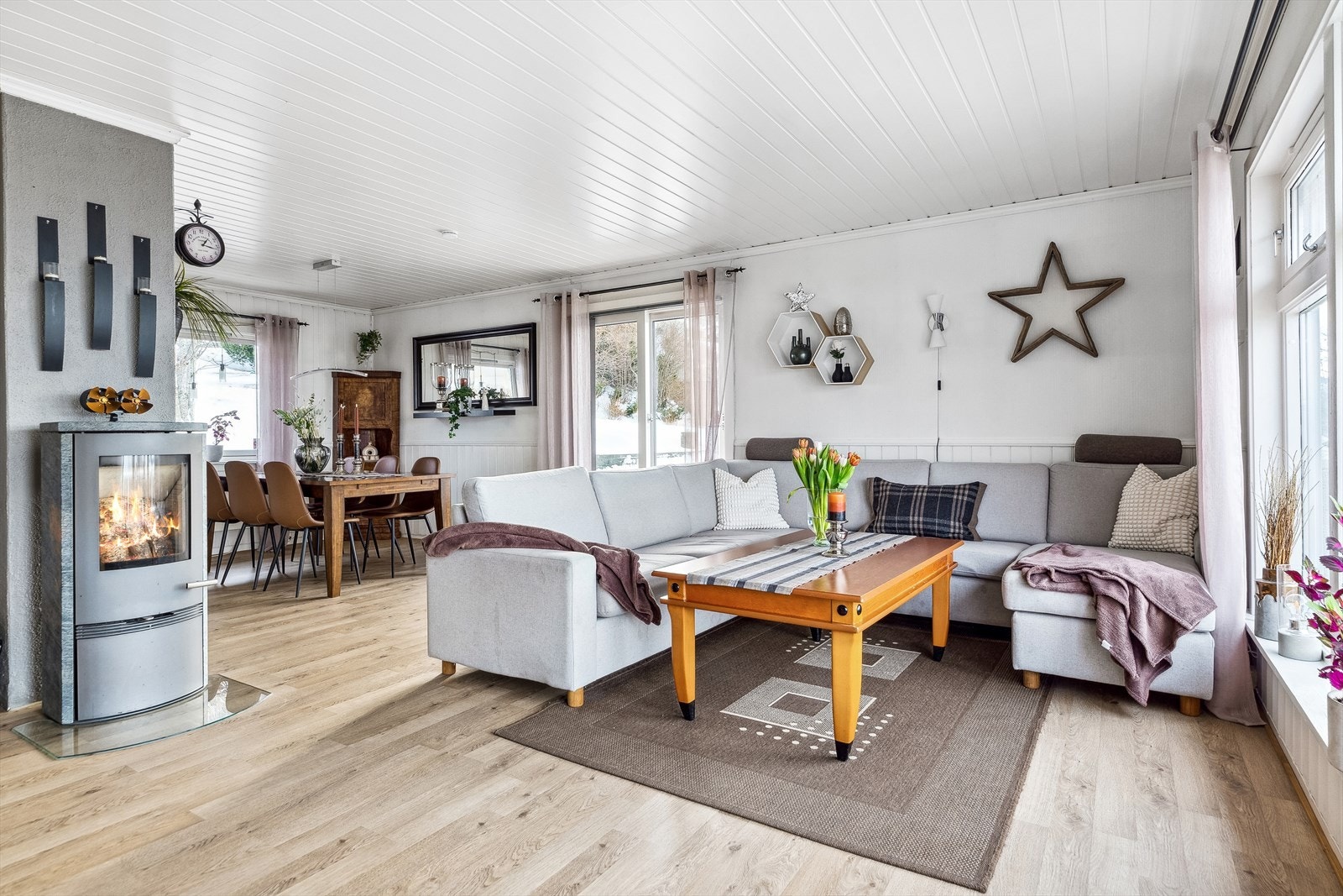 I første etasje har boligen en stor og fin stue i vinkel. Galleribilde