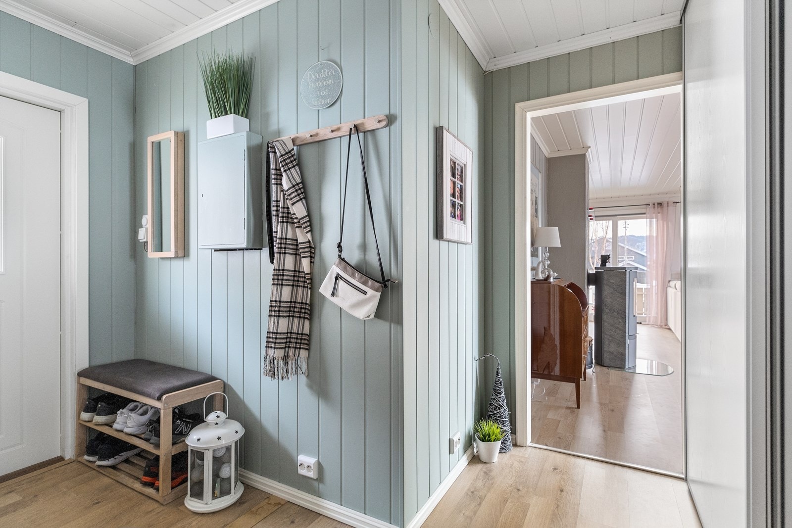 Entreen får dagslys fra ytterdørens glassfelt og gir et pent førsteinntrykk. Galleribilde