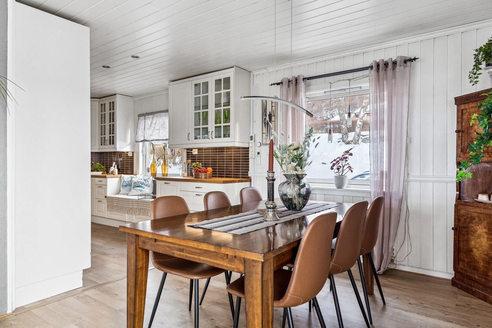 Kjøkkenet ligger åpent mot spiseplassen i stuen, noe som gjør det lett mtp. servering. Galleribilde