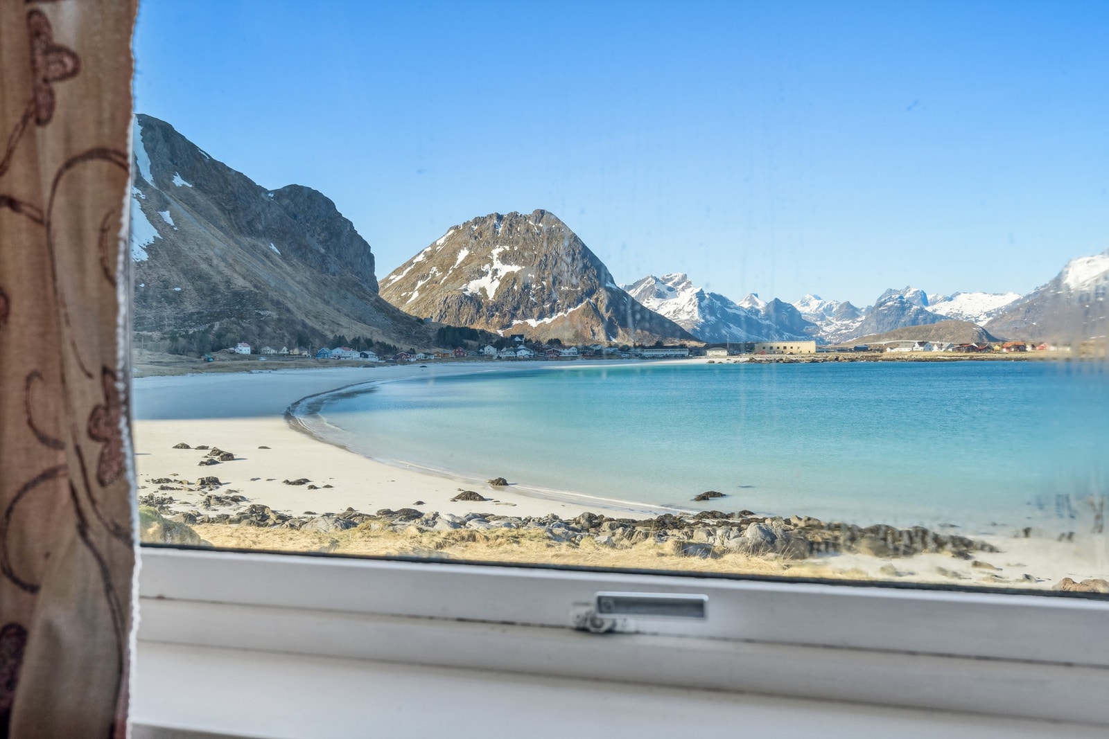 Vakker utsikt mot stranda, Ramberg og fjellene bak. Galleribilde