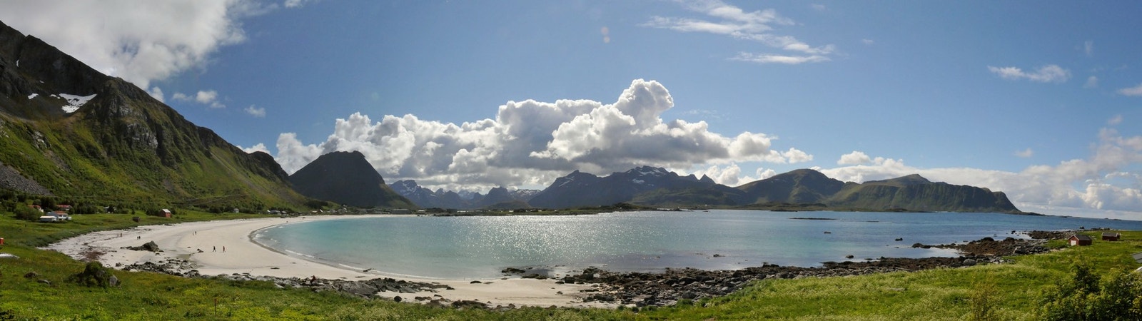 Selgers private - sommerbilde tatt fra sjøsiden av eiendommen. Galleribilde
