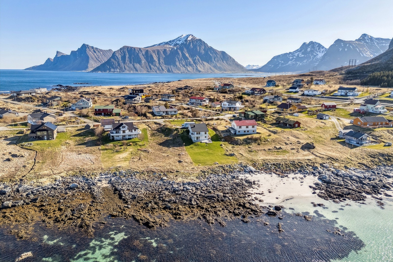 Rett i nærområdet finner du populære Lofoten beachcamp med restaurant og cafe. Her kan du også leie utstyr for Surfing. Nabostranda Skagsanden er en av de aller beste surfestrendene i Lofoten. Galleribilde