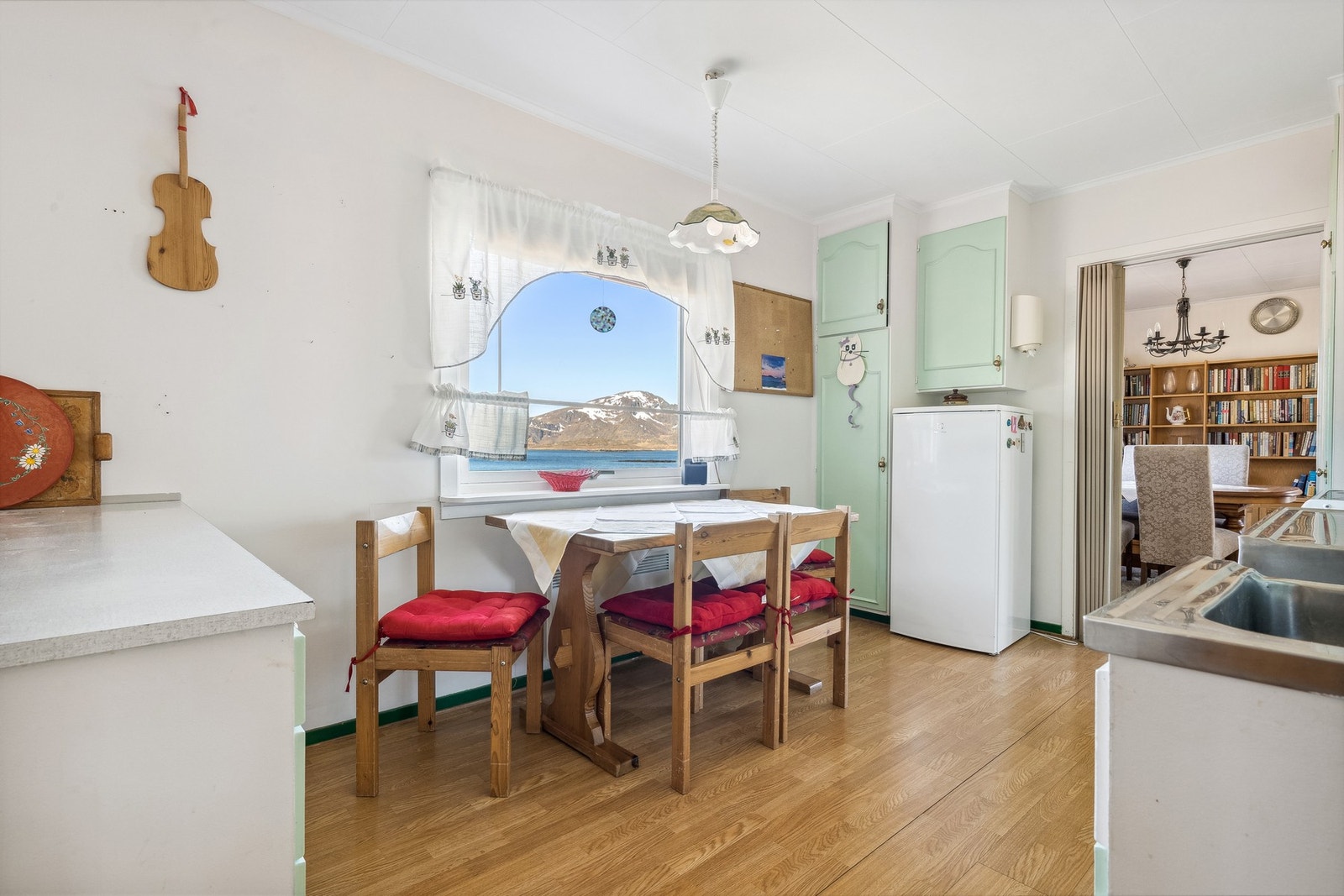 Kjøkkenet rommer plass til liten spisegruppe. Galleribilde