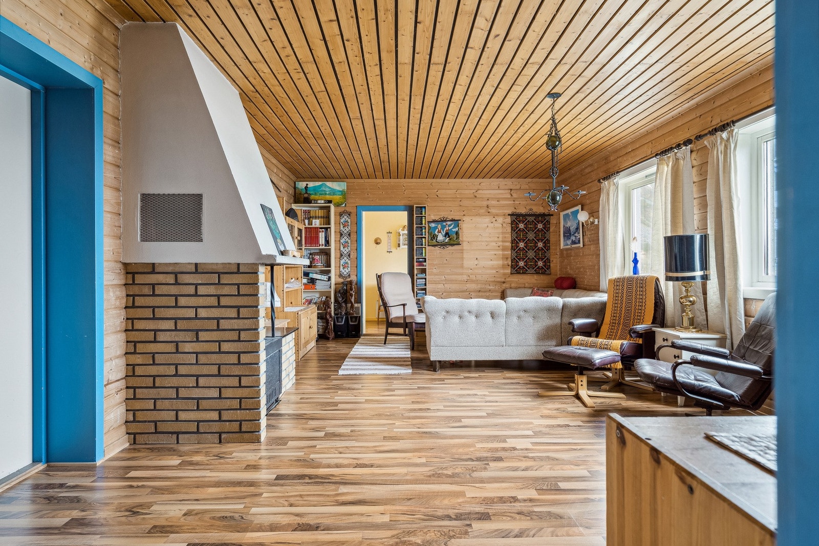 Kjellerstue med soverom i hver ende. Galleribilde