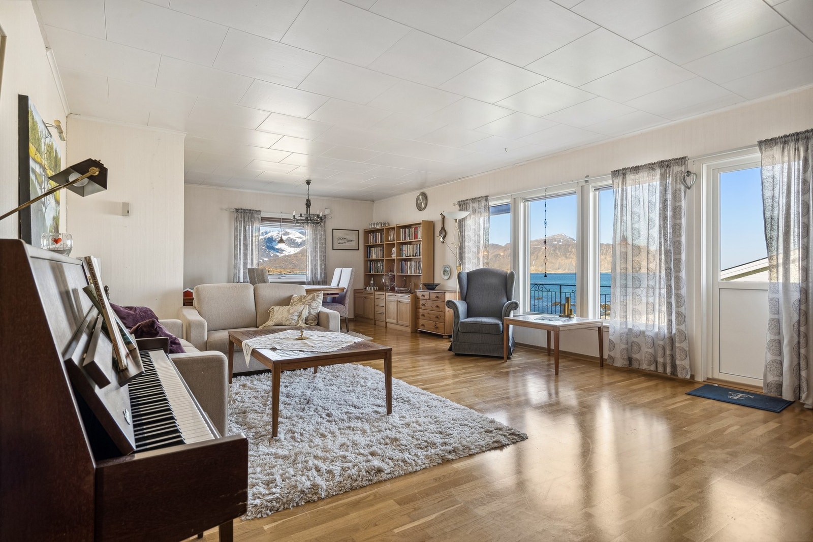 Stuen er lys og romslig. Galleribilde