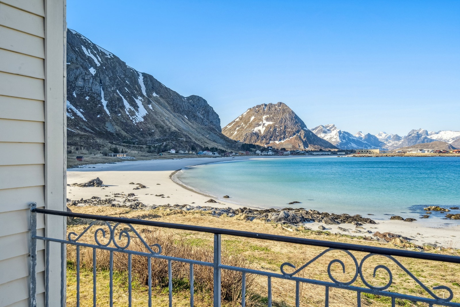 Langgrunn finkornet sandstrand i umiddelbar nærhet. Galleribilde