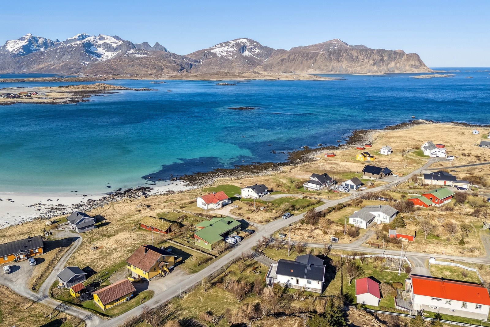Eiendommen ligger idyllisk til på Jusneset og har egen strandlinje mot den kritthvite Rambergsstranda. Galleribilde