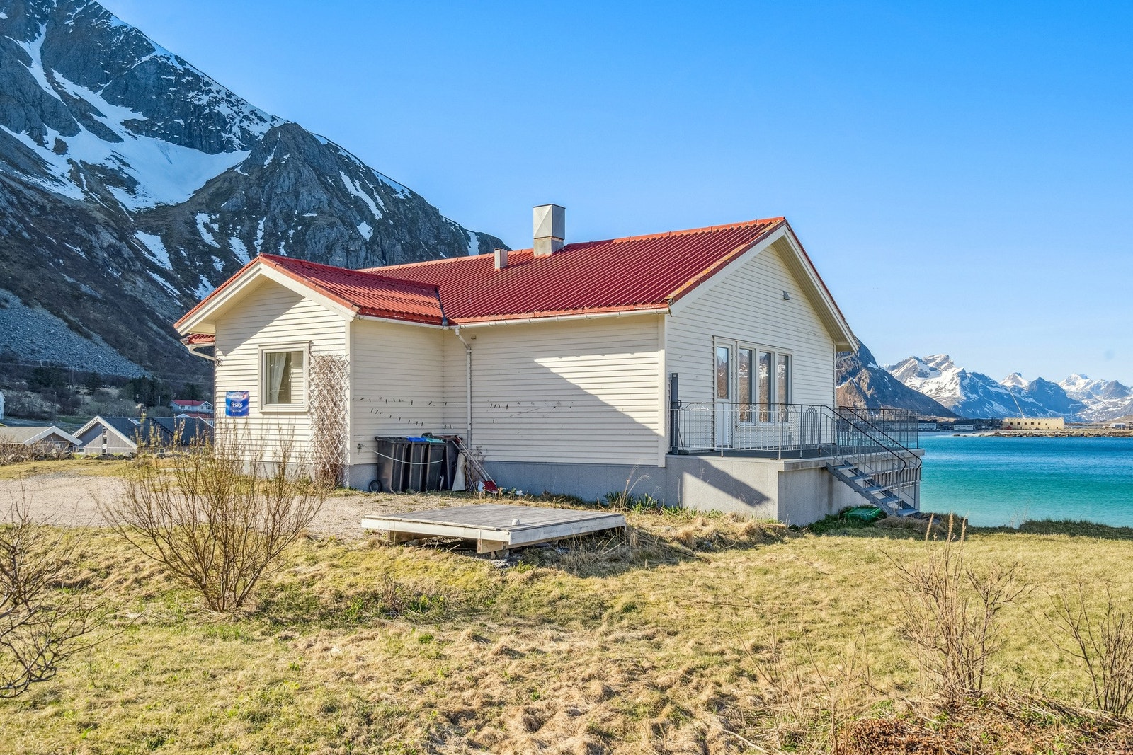 Gruset adkomst med god plass til parkering. Galleribilde