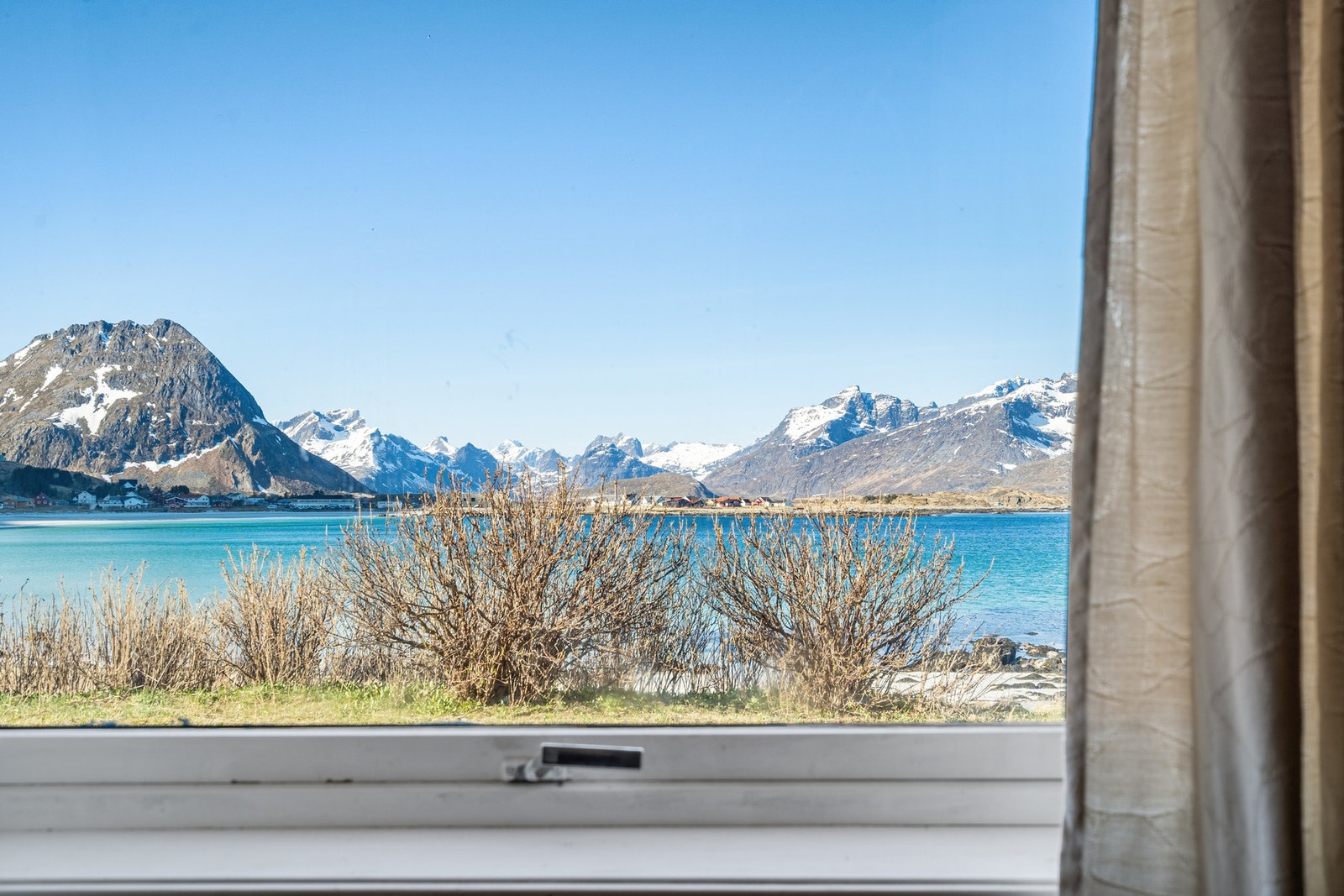 Utsikt fra kjellerstuen. Galleribilde