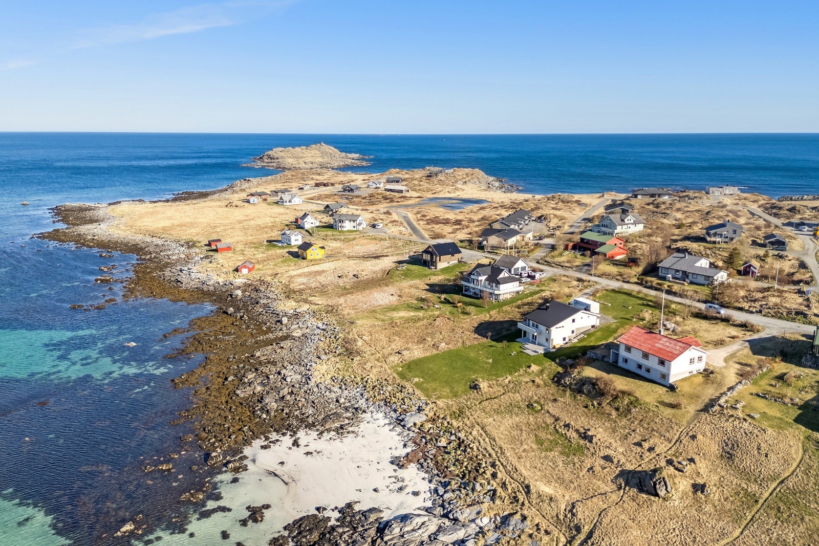 Her bor du i en blindvei uten gjennomgangstrafikk. Fra krysset mot E10 er det også bygget gang- og sykkelvei inn til Ramberg. Her finnes rådhus, matbutikk, treningssenter, legekontor, barneskole og diverse andre tilbud. Galleribilde
