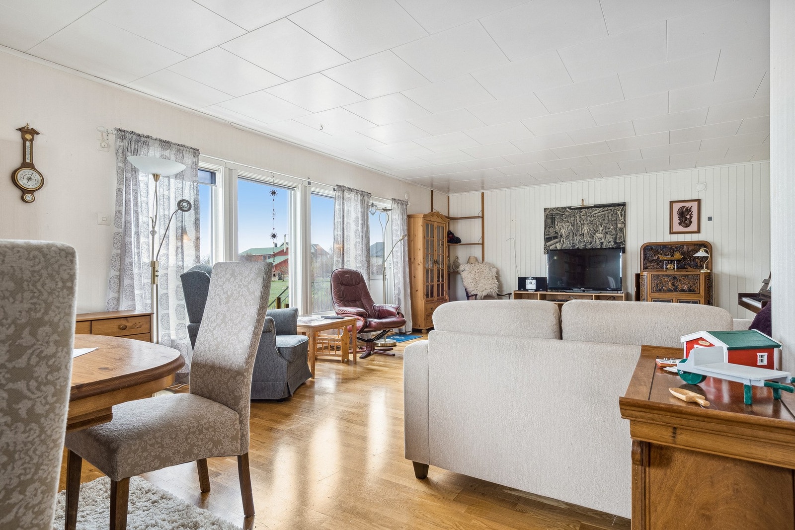 Det er innlagt fibertilknytning fra Lofotkraft Bredbånd, Altibox i boligen. Galleribilde