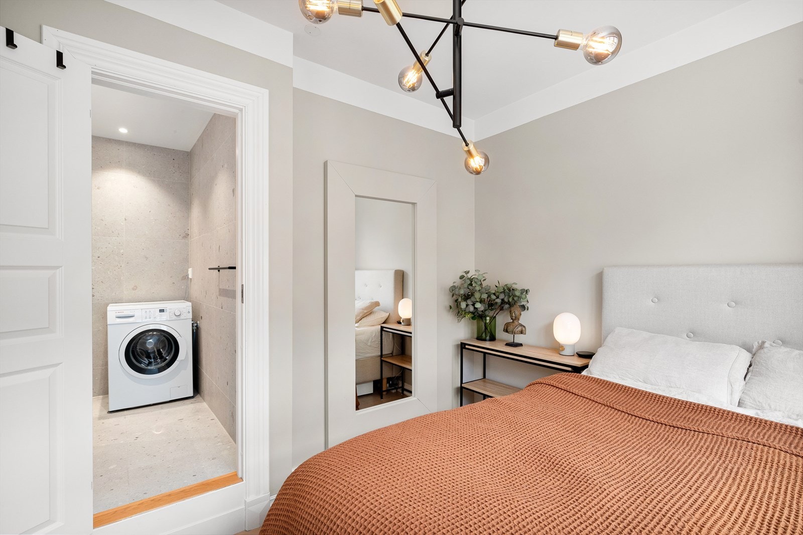 Soverom med inngang til lekkert bad og walk-in-closet Galleribilde