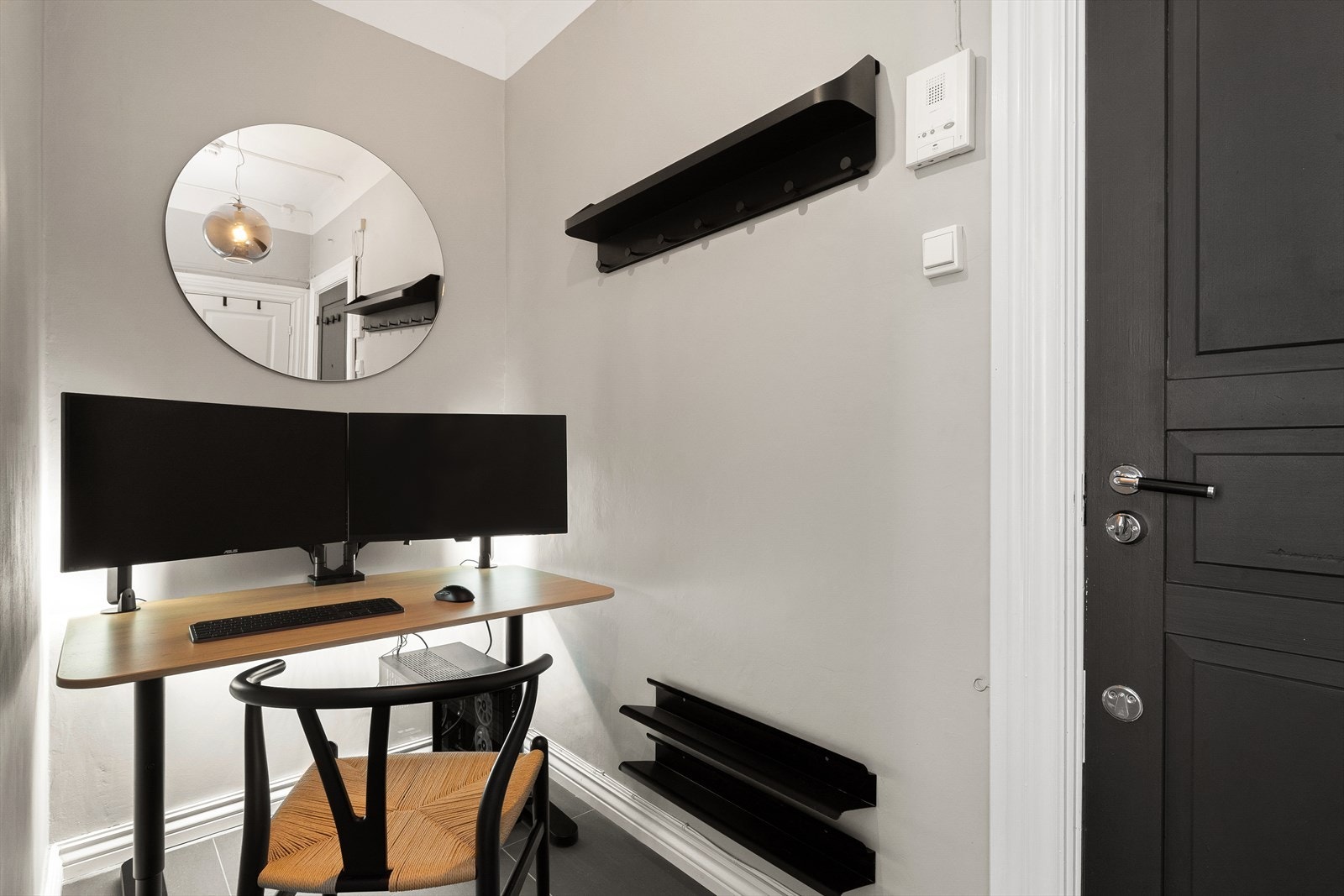 Entré - plass for garderobe eller kontor som nåværende eier benytter det til Galleribilde