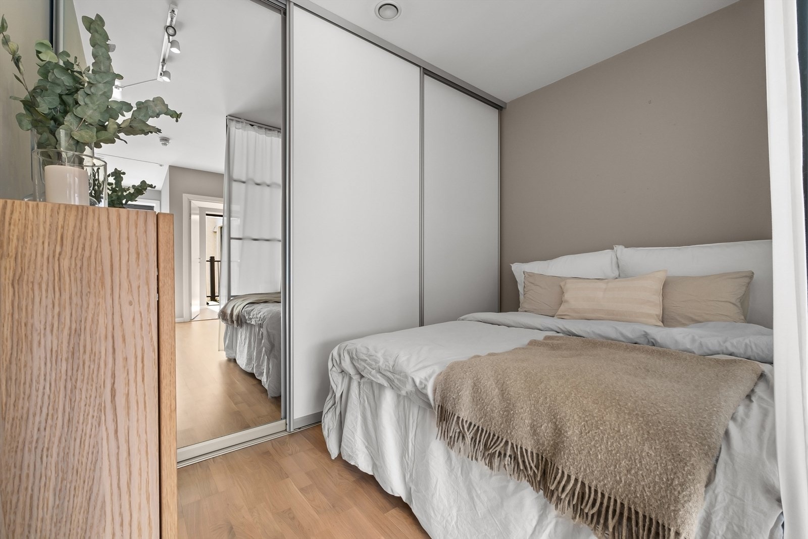 Stor skyvedørsgarderobe gir masse lagringsplass Galleribilde