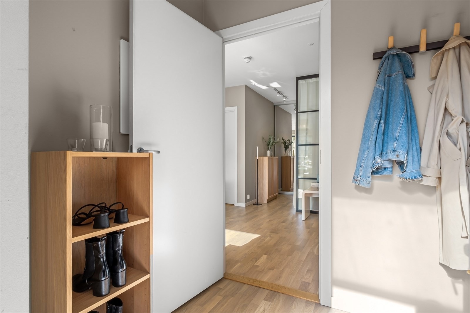 I gangen er det plass til knagger og skohylle for oppbevaring av yttertøy Galleribilde