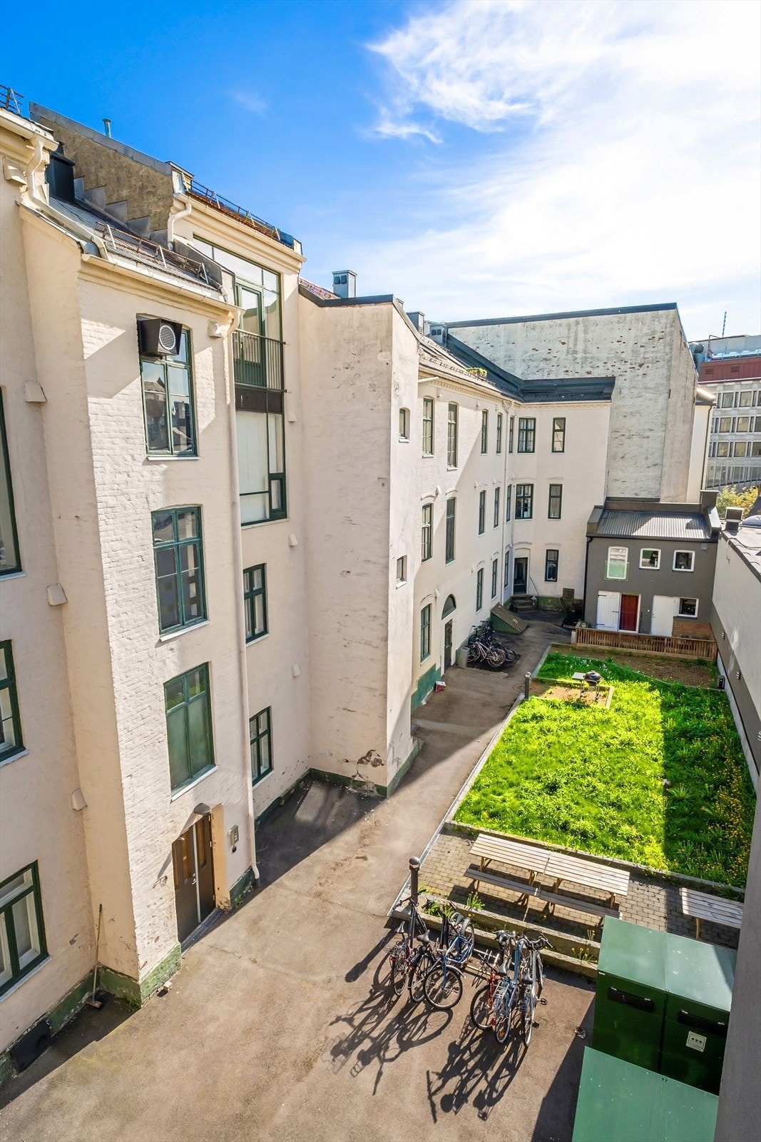 Grønt og fint utsyn fra svalgangen Galleribilde