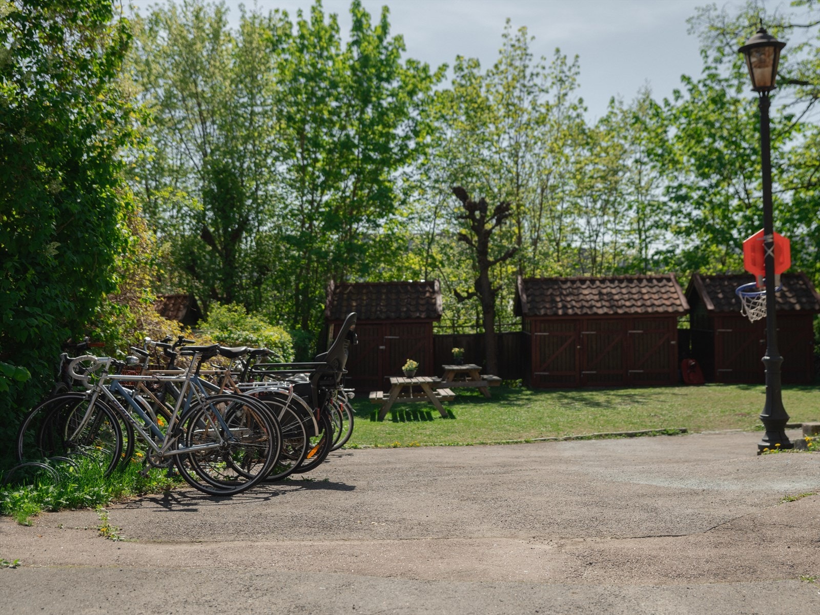 Sykkelparkering og bod like utenfor døren. Galleribilde